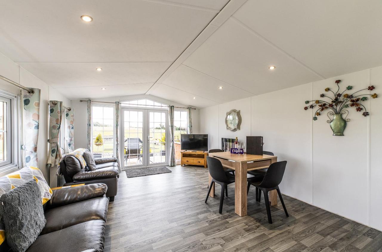 Fairview Farm Holiday Accommodation 14 Luxury Lodges, Cabins, Dog Friendly, Suitable For Couples, Families And Groups, Wedding Guests , Corporate Events, Sleeps 2-65 Guests In Ravenshead, Nottingham Near Sherwood Forest, Set In 88 Acres Exterior photo