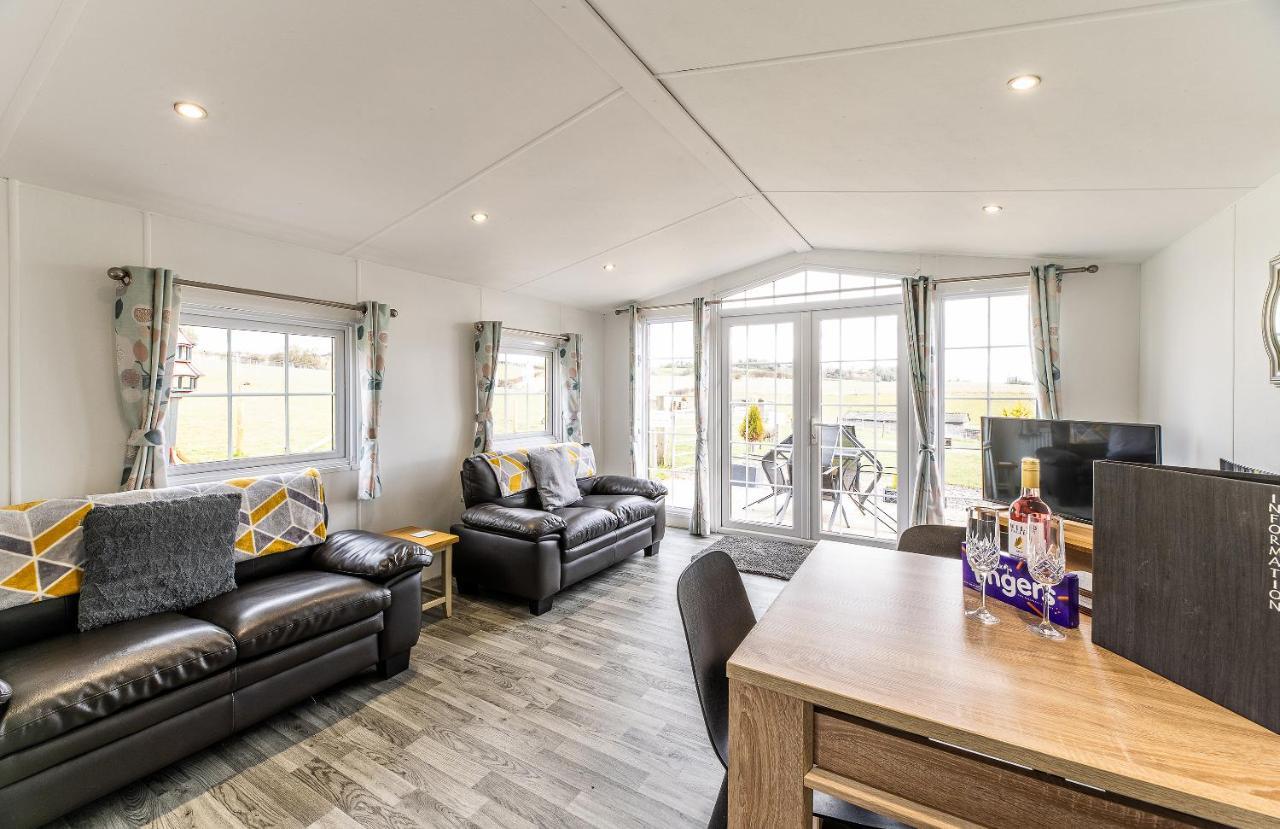 Fairview Farm Holiday Accommodation 14 Luxury Lodges, Cabins, Dog Friendly, Suitable For Couples, Families And Groups, Wedding Guests , Corporate Events, Sleeps 2-65 Guests In Ravenshead, Nottingham Near Sherwood Forest, Set In 88 Acres Exterior photo