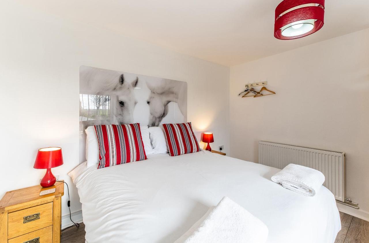 Fairview Farm Holiday Accommodation 14 Luxury Lodges, Cabins, Dog Friendly, Suitable For Couples, Families And Groups, Wedding Guests , Corporate Events, Sleeps 2-65 Guests In Ravenshead, Nottingham Near Sherwood Forest, Set In 88 Acres Exterior photo