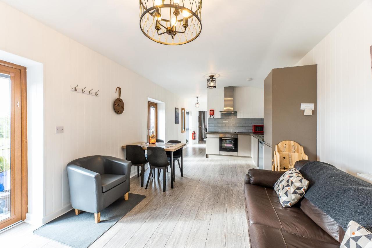 Fairview Farm Holiday Accommodation 14 Luxury Lodges, Cabins, Dog Friendly, Suitable For Couples, Families And Groups, Wedding Guests , Corporate Events, Sleeps 2-65 Guests In Ravenshead, Nottingham Near Sherwood Forest, Set In 88 Acres Exterior photo