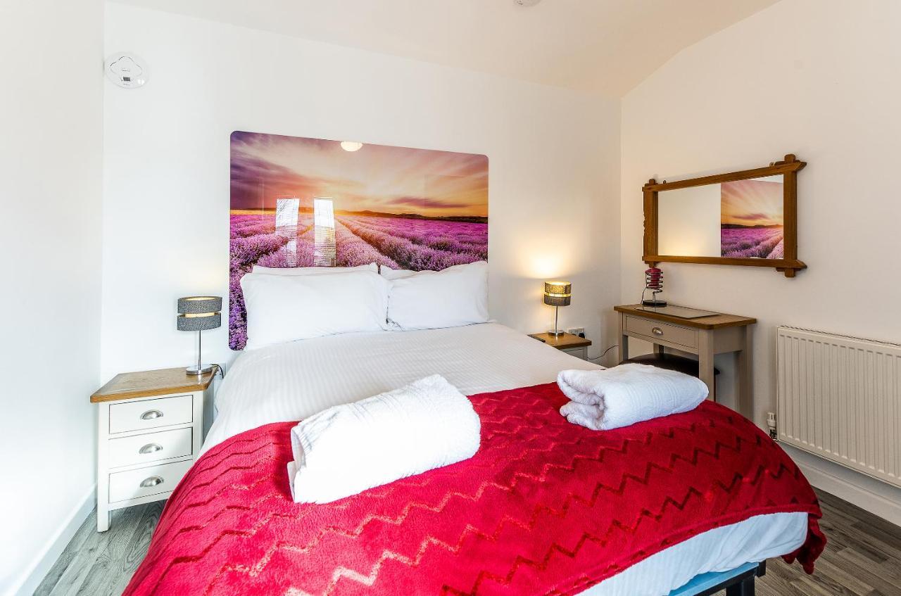 Fairview Farm Holiday Accommodation 14 Luxury Lodges, Cabins, Dog Friendly, Suitable For Couples, Families And Groups, Wedding Guests , Corporate Events, Sleeps 2-65 Guests In Ravenshead, Nottingham Near Sherwood Forest, Set In 88 Acres Exterior photo