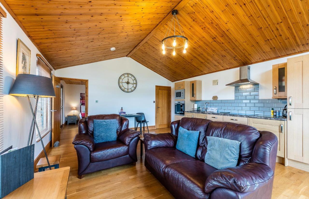 Fairview Farm Holiday Accommodation 14 Luxury Lodges, Cabins, Dog Friendly, Suitable For Couples, Families And Groups, Wedding Guests , Corporate Events, Sleeps 2-65 Guests In Ravenshead, Nottingham Near Sherwood Forest, Set In 88 Acres Exterior photo