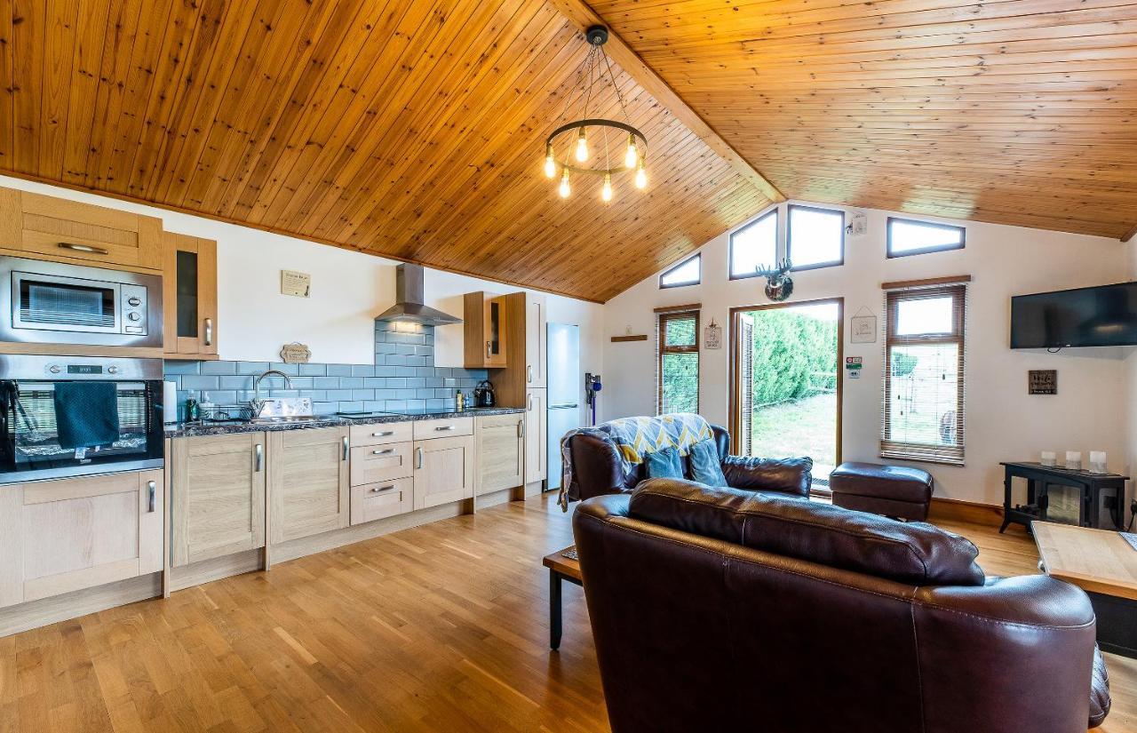 Fairview Farm Holiday Accommodation 14 Luxury Lodges, Cabins, Dog Friendly, Suitable For Couples, Families And Groups, Wedding Guests , Corporate Events, Sleeps 2-65 Guests In Ravenshead, Nottingham Near Sherwood Forest, Set In 88 Acres Exterior photo
