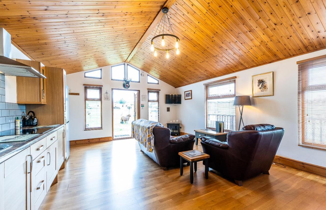 Fairview Farm Holiday Accommodation 14 Luxury Lodges, Cabins, Dog Friendly, Suitable For Couples, Families And Groups, Wedding Guests , Corporate Events, Sleeps 2-65 Guests In Ravenshead, Nottingham Near Sherwood Forest, Set In 88 Acres Exterior photo