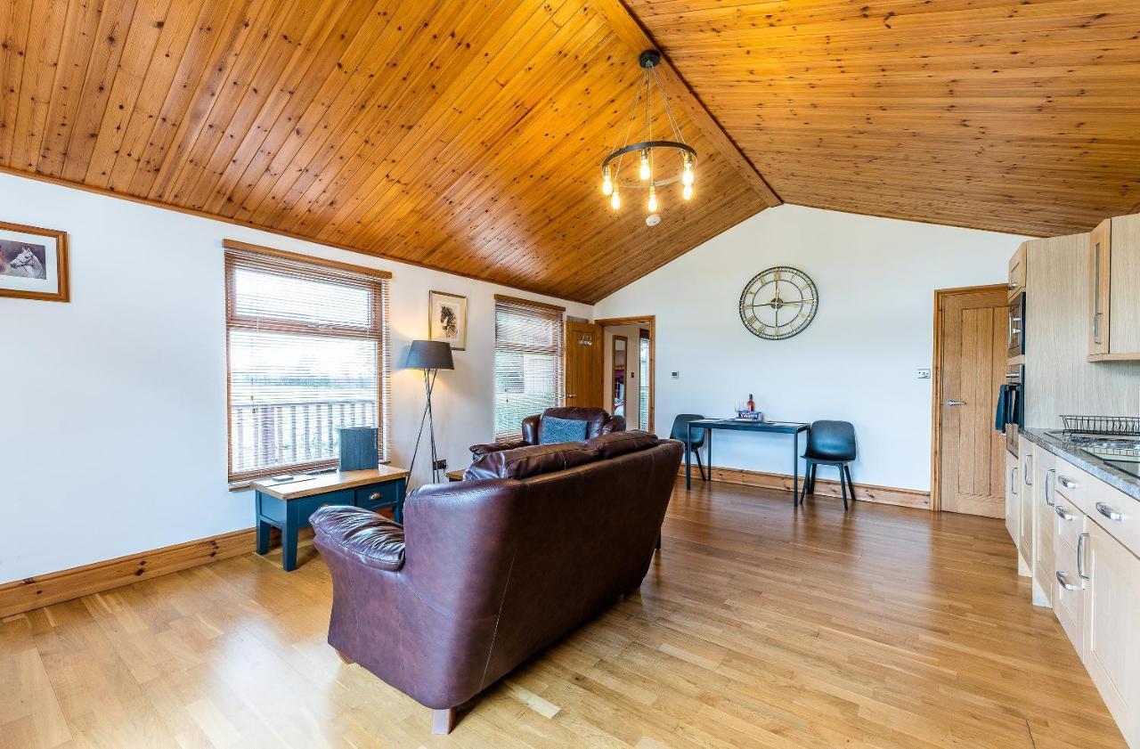 Fairview Farm Holiday Accommodation 14 Luxury Lodges, Cabins, Dog Friendly, Suitable For Couples, Families And Groups, Wedding Guests , Corporate Events, Sleeps 2-65 Guests In Ravenshead, Nottingham Near Sherwood Forest, Set In 88 Acres Exterior photo