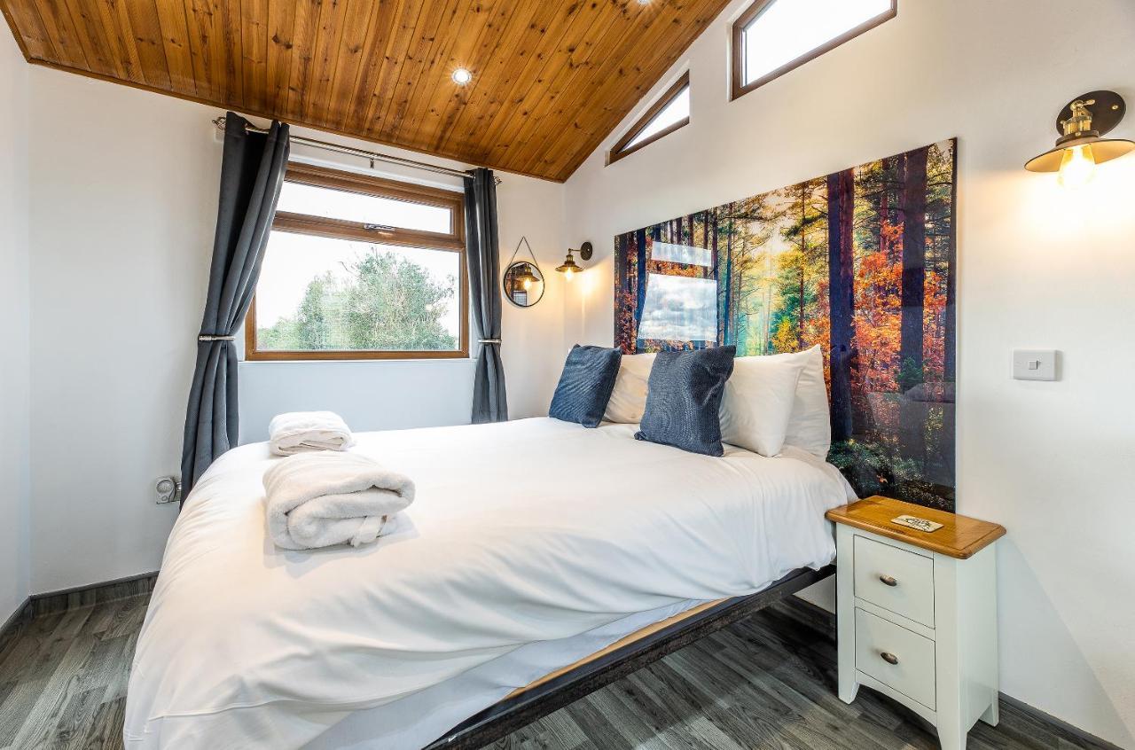 Fairview Farm Holiday Accommodation 14 Luxury Lodges, Cabins, Dog Friendly, Suitable For Couples, Families And Groups, Wedding Guests , Corporate Events, Sleeps 2-65 Guests In Ravenshead, Nottingham Near Sherwood Forest, Set In 88 Acres Exterior photo