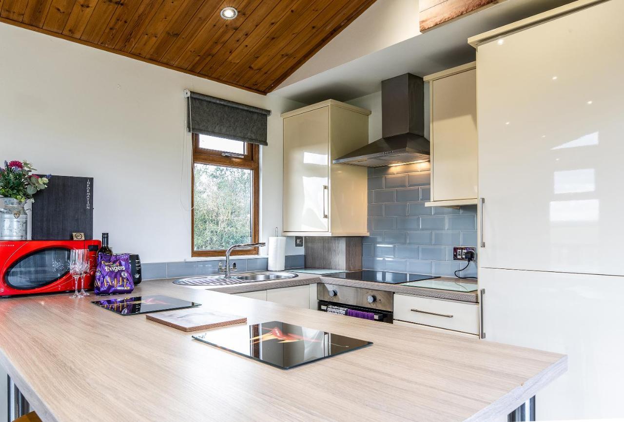 Fairview Farm Holiday Accommodation 14 Luxury Lodges, Cabins, Dog Friendly, Suitable For Couples, Families And Groups, Wedding Guests , Corporate Events, Sleeps 2-65 Guests In Ravenshead, Nottingham Near Sherwood Forest, Set In 88 Acres Exterior photo