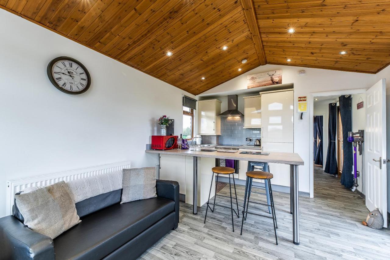 Fairview Farm Holiday Accommodation 14 Luxury Lodges, Cabins, Dog Friendly, Suitable For Couples, Families And Groups, Wedding Guests , Corporate Events, Sleeps 2-65 Guests In Ravenshead, Nottingham Near Sherwood Forest, Set In 88 Acres Exterior photo