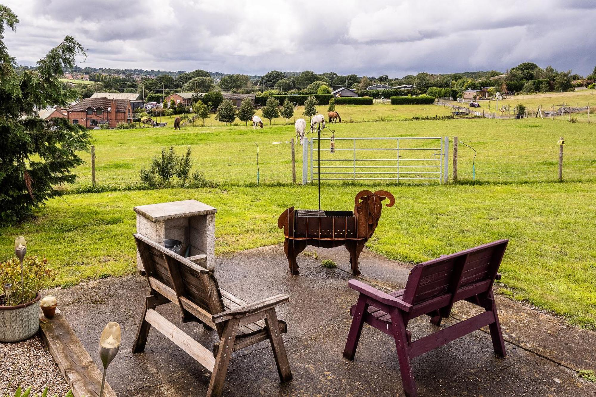 Fairview Farm Holiday Accommodation 14 Luxury Lodges, Cabins, Dog Friendly, Suitable For Couples, Families And Groups, Wedding Guests , Corporate Events, Sleeps 2-65 Guests In Ravenshead, Nottingham Near Sherwood Forest, Set In 88 Acres Exterior photo