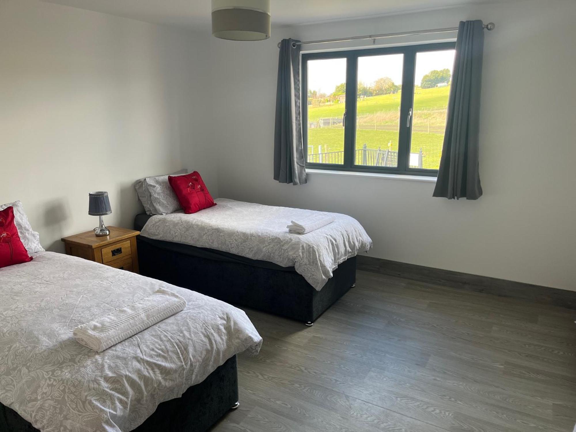 Fairview Farm Holiday Accommodation 14 Luxury Lodges, Cabins, Dog Friendly, Suitable For Couples, Families And Groups, Wedding Guests , Corporate Events, Sleeps 2-65 Guests In Ravenshead, Nottingham Near Sherwood Forest, Set In 88 Acres Exterior photo